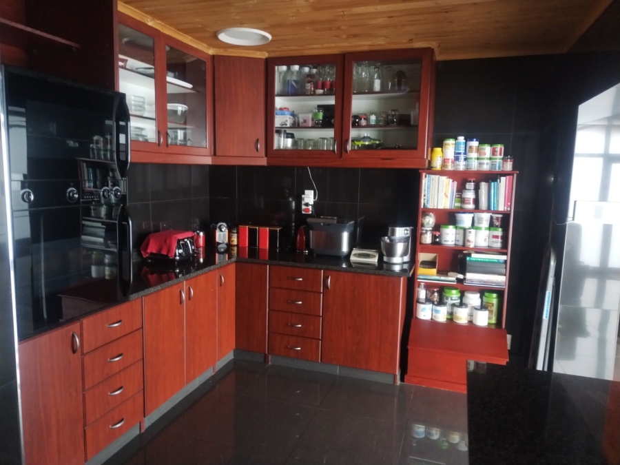 7 Bedroom Property for Sale in Brackenfell Central Western Cape
